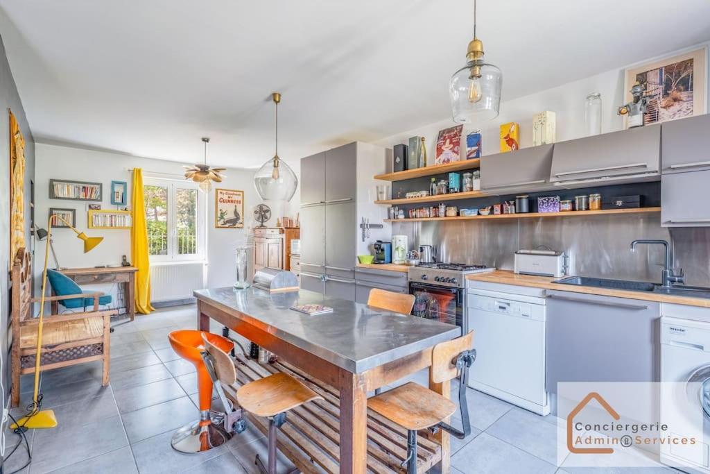 Maison A Lyon Parilly Avec Piscine, Jardin, Parking Prive & Proche Eurexpo Vénissieux